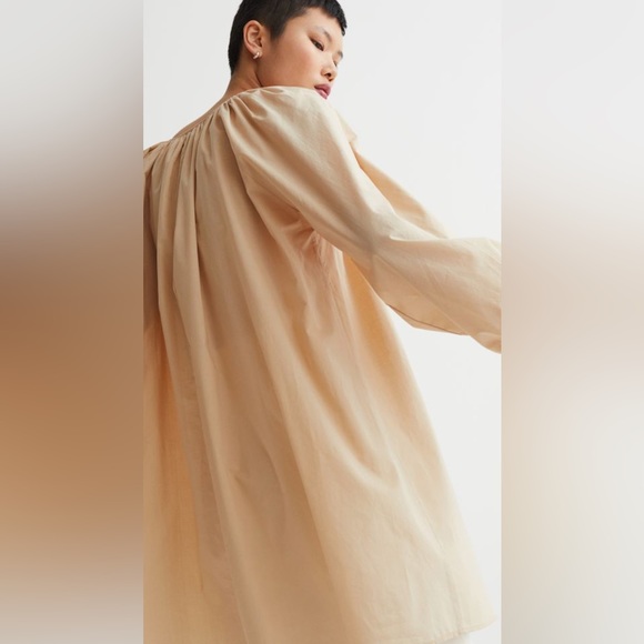 Cotton A-line Dress. V-neck. Balloon Sleeve. Raglan Sleeve. Color: Beige. H&M. - Picture 4 of 10